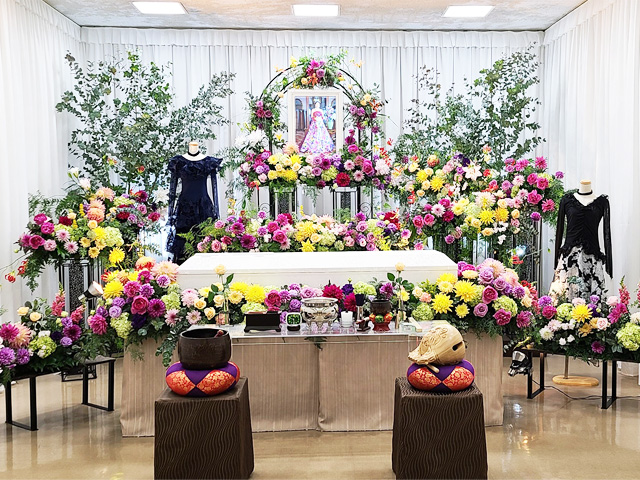 情熱を注いだダンスの衣装と花祭壇を融合