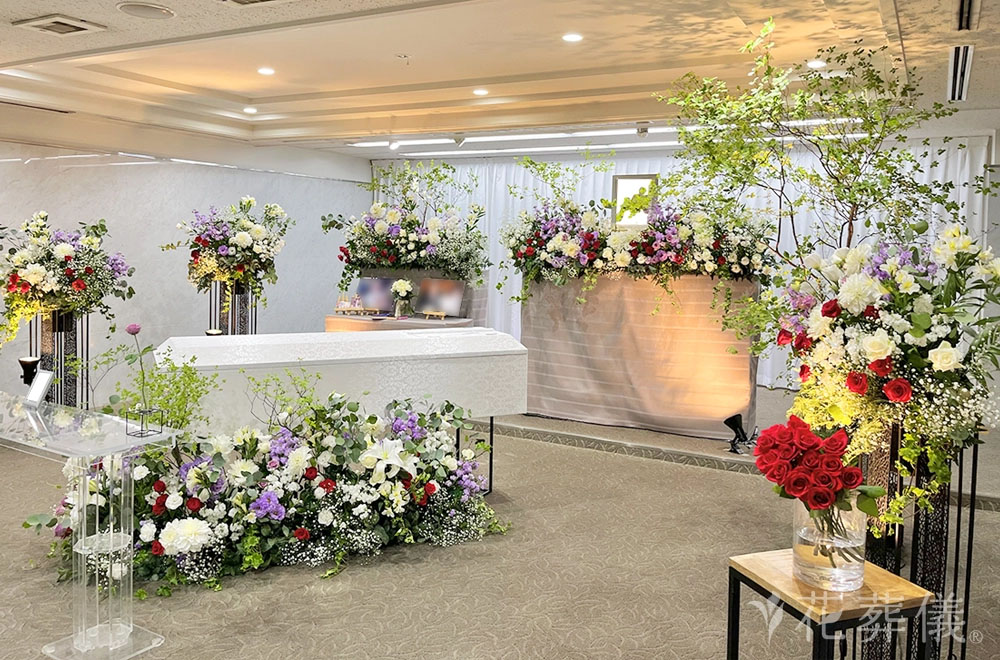 赤いバラのブーケの花祭壇
