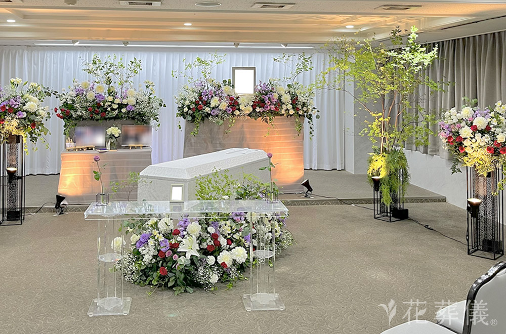 赤いバラのブーケの花祭壇