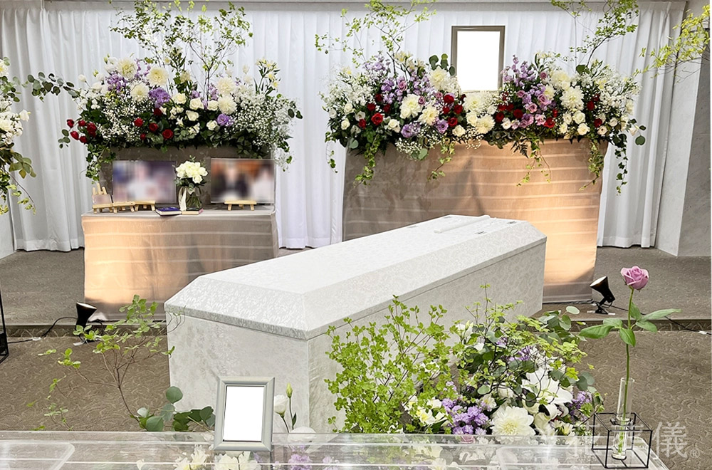 赤いバラのブーケの花祭壇