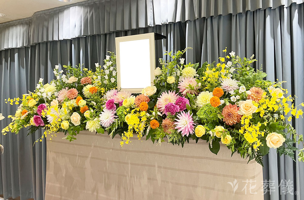 鳥のさえずりの花祭壇