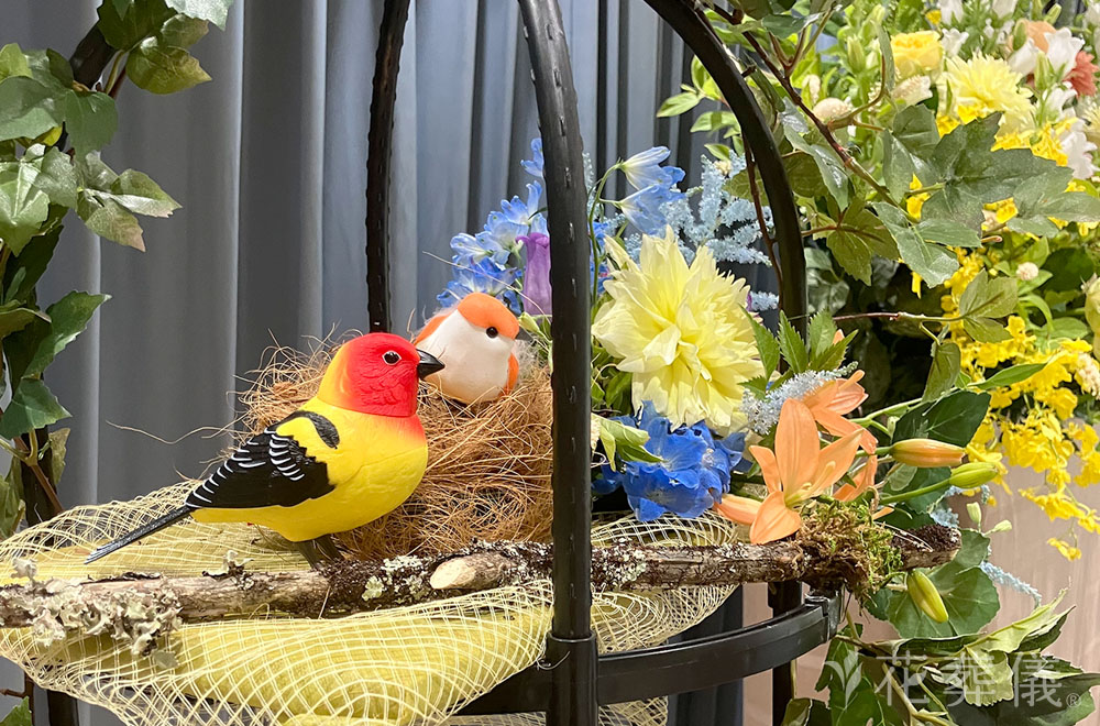 鳥のさえずりの花祭壇