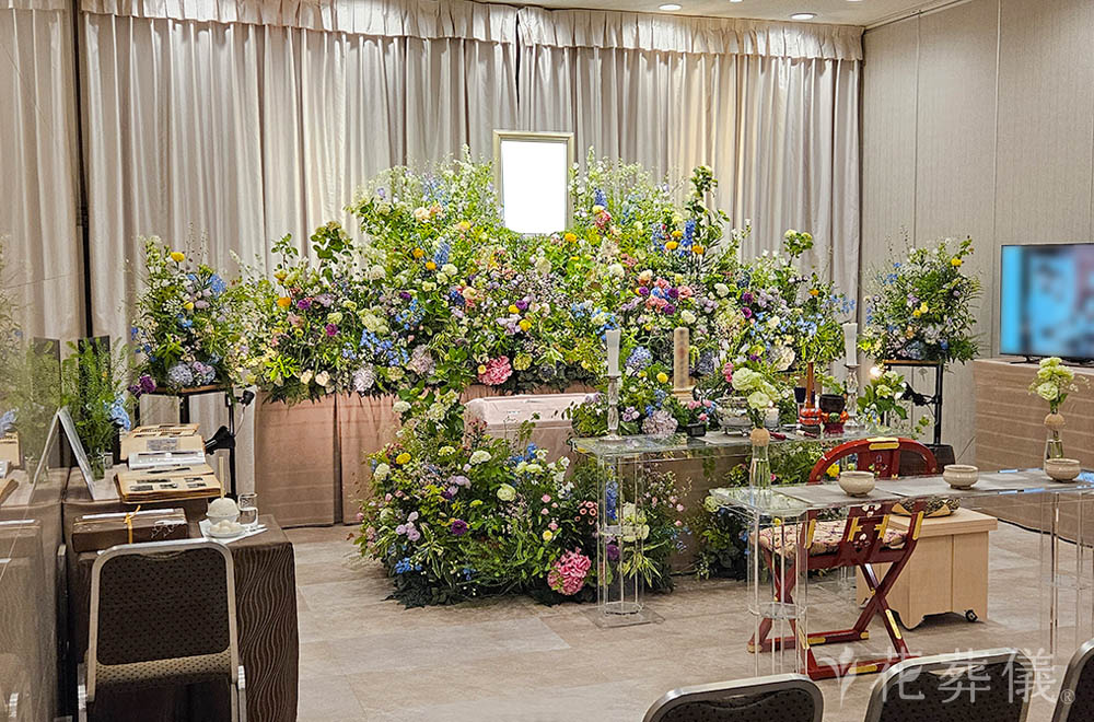 花の丘を駆け上がりの花祭壇