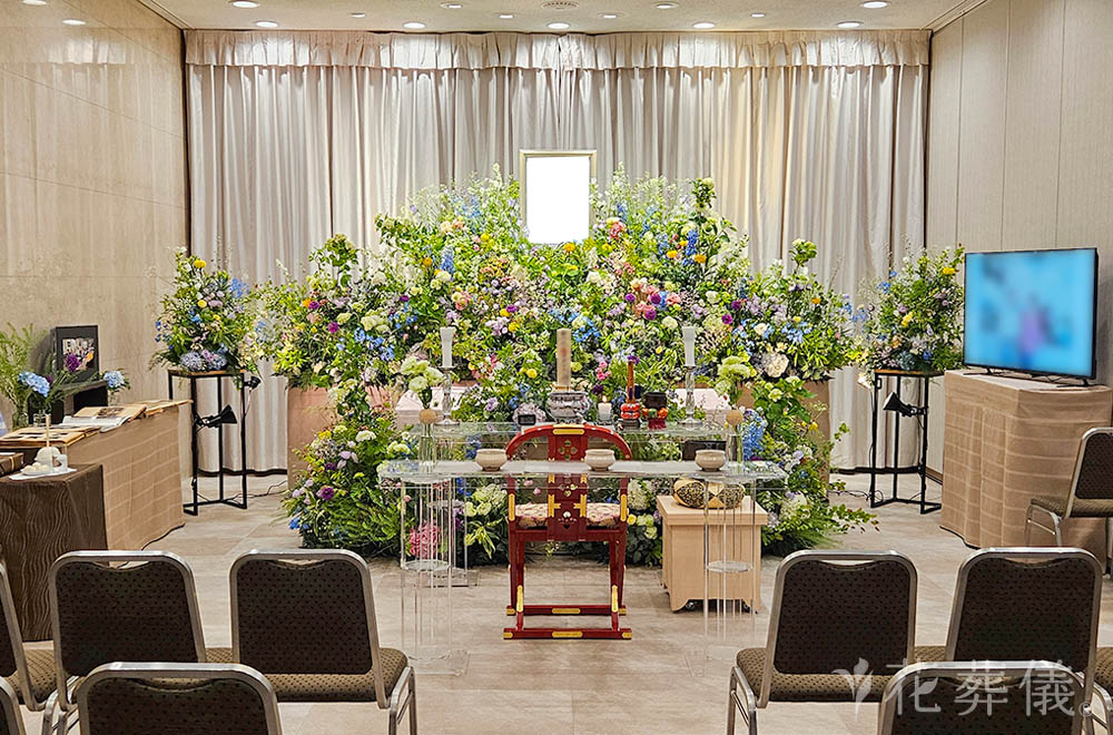 花の丘を駆け上がりの花祭壇