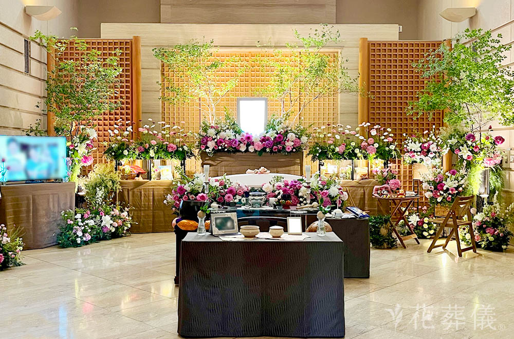 くつろげる場所の花祭壇