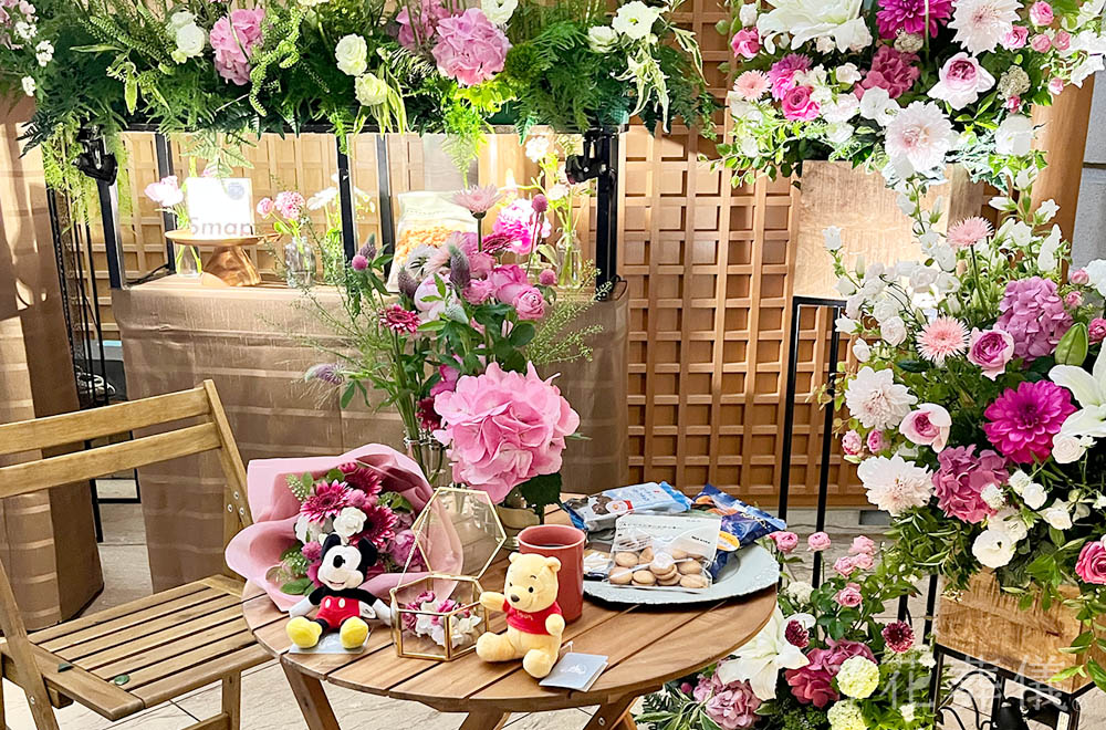 くつろげる場所の花祭壇