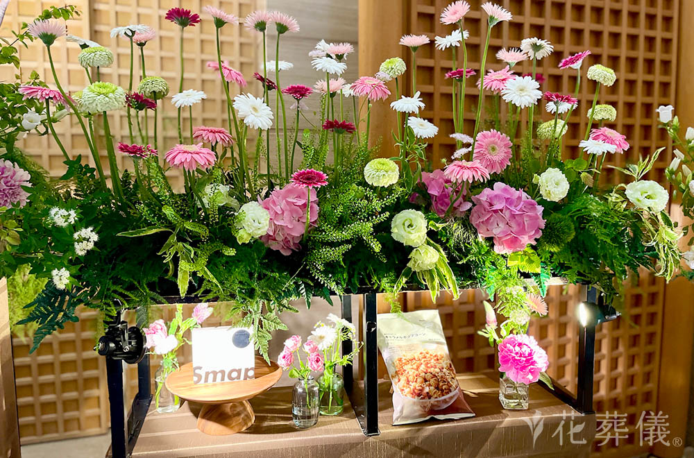 くつろげる場所の花祭壇