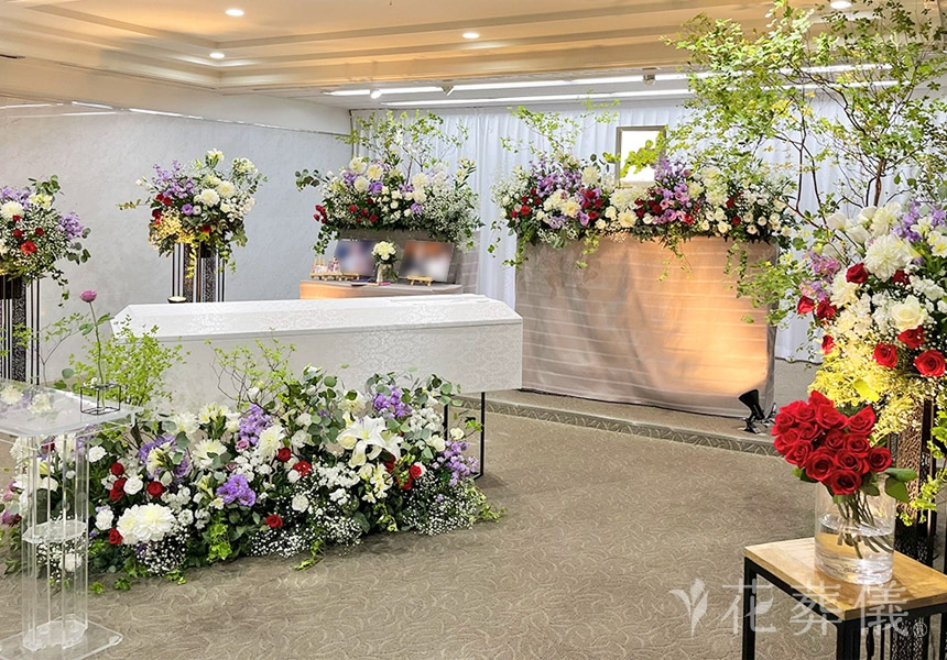 花葬儀の花祭壇 思い出の赤いバラをポイントに、白とラベンダーで色合わせした世界でたったひとつの花祭壇