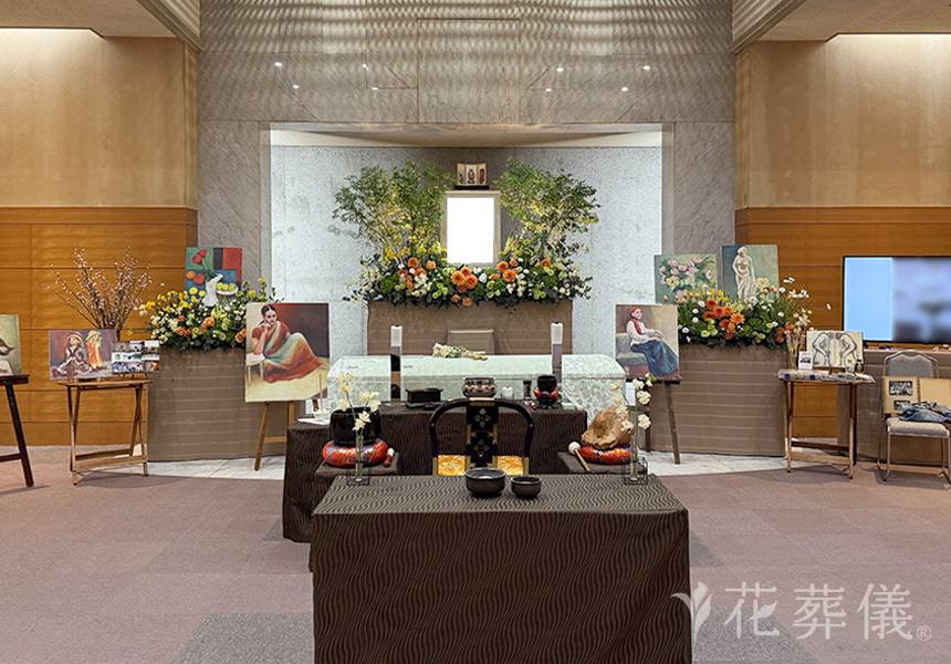 葬儀の花祭壇　熱心に取り組んでおられた油絵等の絵画を祭壇に組み込んだお父様のためにつくった世界でたったひとつの花祭壇