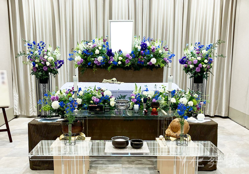 花の祭壇　ブルーとパープルを基本にネイビーブルー系で落ち着いた花祭壇