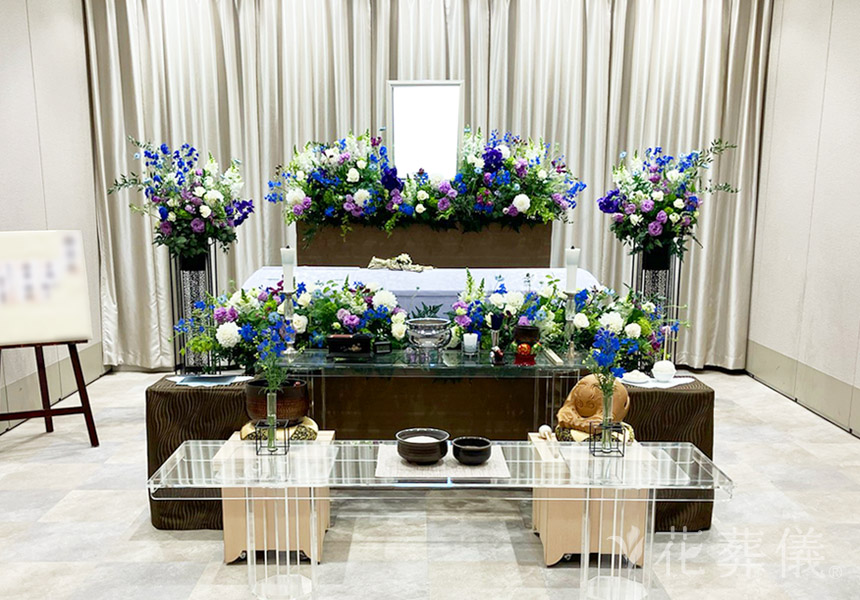 花の祭壇　ブルーとパープルを基本にネイビーブルー系で落ち着いた花祭壇