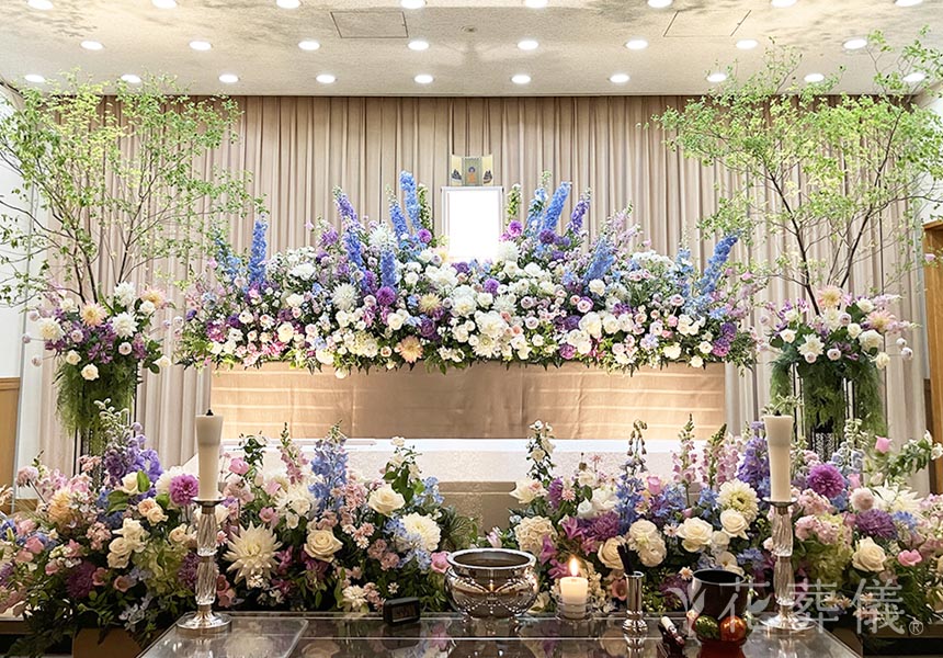 花祭壇のデザイン　パステル調の色合わせで柔らかなイメージをお花で華やかにお飾りした祭壇