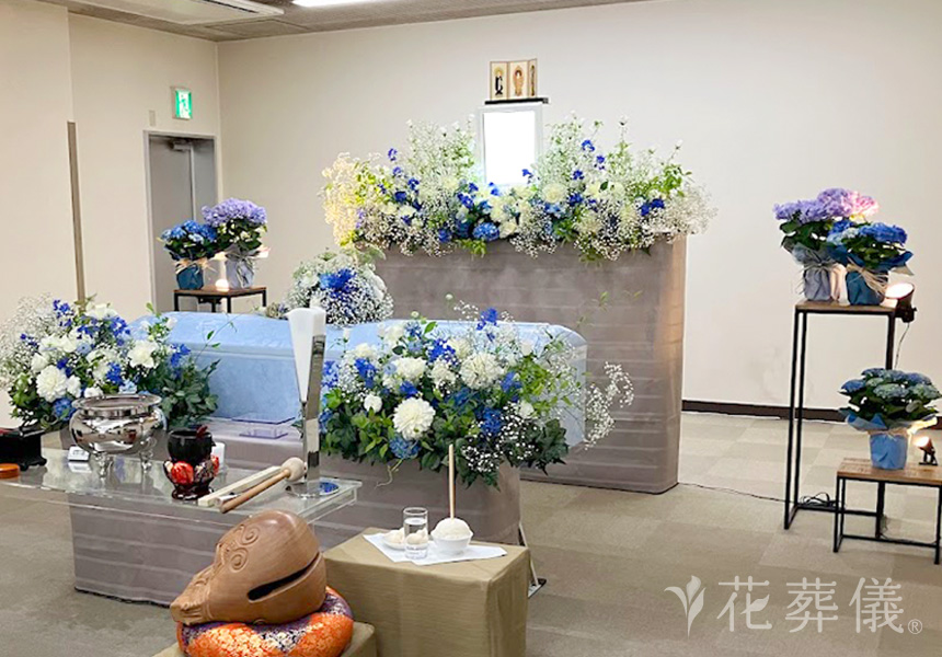 花の祭壇　ブルーのアジサイを多めにお飾りした爽やかな祭壇