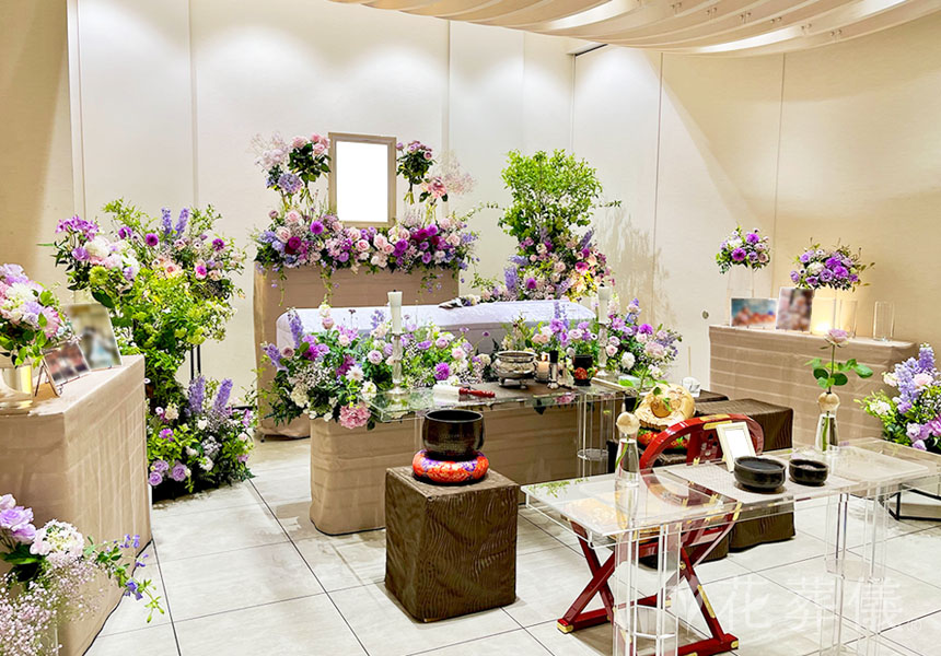 花葬儀の花祭壇　一番好きな紫の色に、似あう薄いピンクの花合わせした海の上に浮かぶ花の島々をイメージした花祭壇