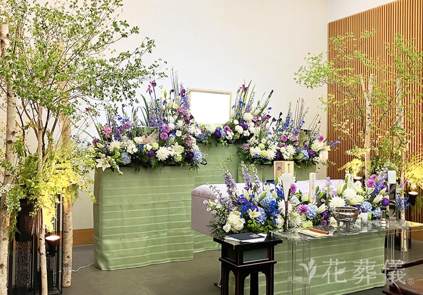 花葬儀の花祭壇　山登りやハイキングのイメージをメインに和モダンにお飾りした花祭壇
