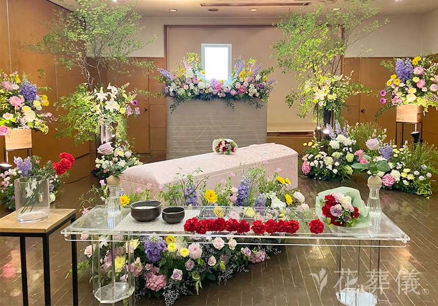 花葬儀の花祭壇　庭で育てていた紫陽花をお入れして、白、ピンク、紫、黄色の優しい色合いでお母様のためにつくった世界でたったひとつの花祭壇