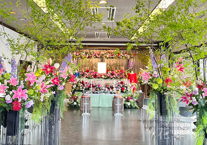 花葬儀の花祭壇　明るく前向きなお母様のためにつくった世界でたったひとつの華やかな花祭壇