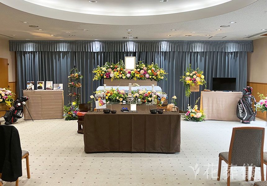 花祭壇の写真　飼っている愛鳥に囲まれた空間をイメージして