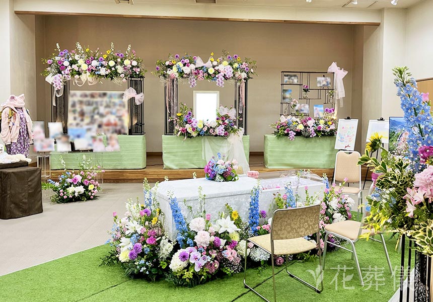 花葬儀の花祭壇　大好きなディズニーらしいパステル調の色合わせでお飾りした世界でたったひとつの花祭壇