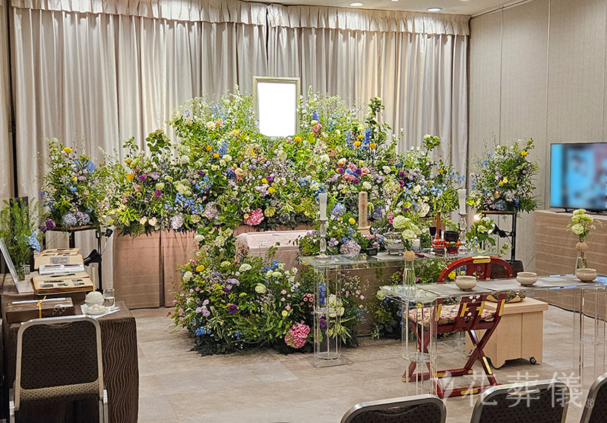 花祭壇ギャラリー　SPマム，カンパニュラ，デルフィニウム，スカビオサなどのお花をふんだんに使った緑あふれる祭壇