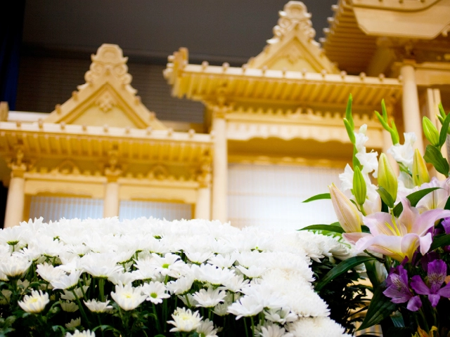 伝統を重んじる葬儀でも花祭壇がなじむ理由