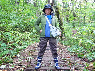 屋久島旅行で「エッヘン」とポーズをとる奥様