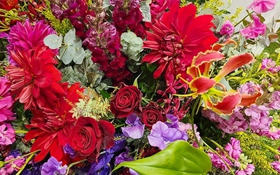 赤がテーマの花祭壇でのお花