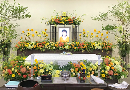 黄色やオレンジなどのビタミンカラーの花を中心に、奥様らしい元気で明るいイメージの祭壇