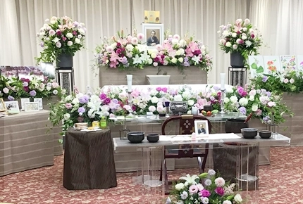 努力家で、かつ優しくかわいらしいお母様をイメージした花祭壇
