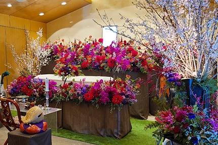 家族愛をたっぷり感じるお見送り・赤がテーマの花祭壇