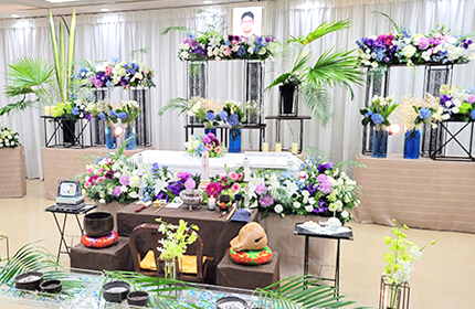 思い出の地「ハワイ」を再現した、結婚式のような祭壇