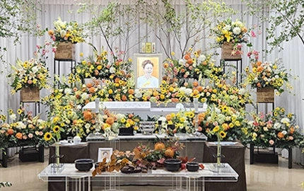 まるで母の部屋のような黄色とオレンジの花をメインに華やかな祭壇
