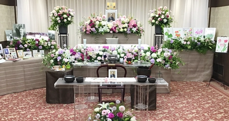 努力家で、かつ優しくかわいらしいお母様をイメージした花祭壇