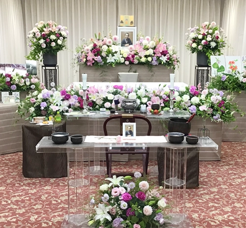 努力家で、かつ優しくかわいらしいお母様をイメージした花祭壇