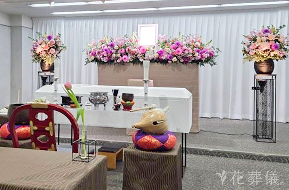 柔らかな色合いの花祭壇