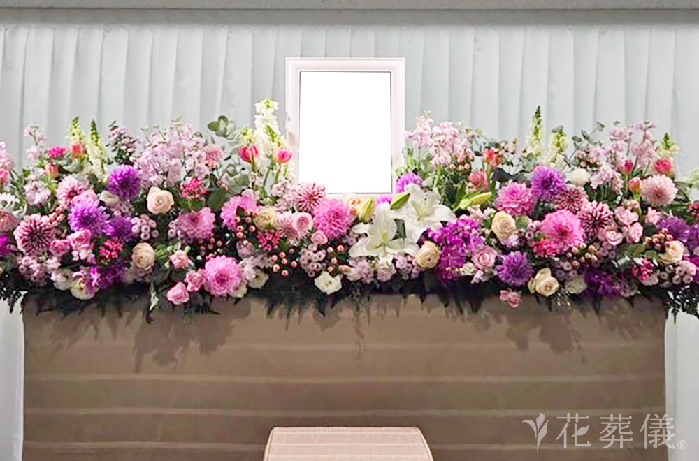 柔らかな色合いの花祭壇