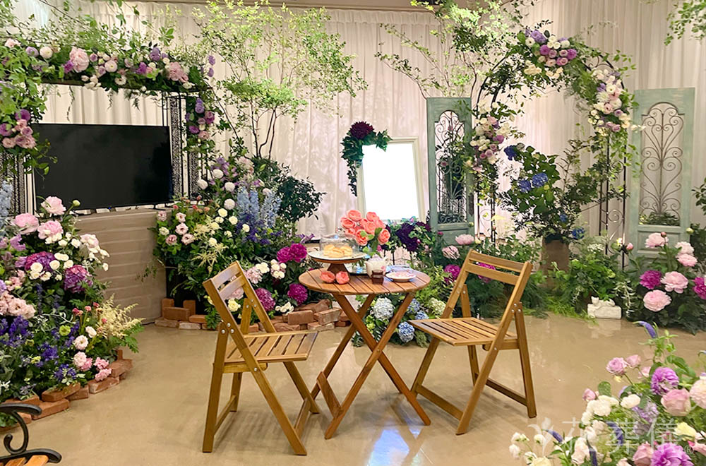 イングリッシュガーデンの花祭壇