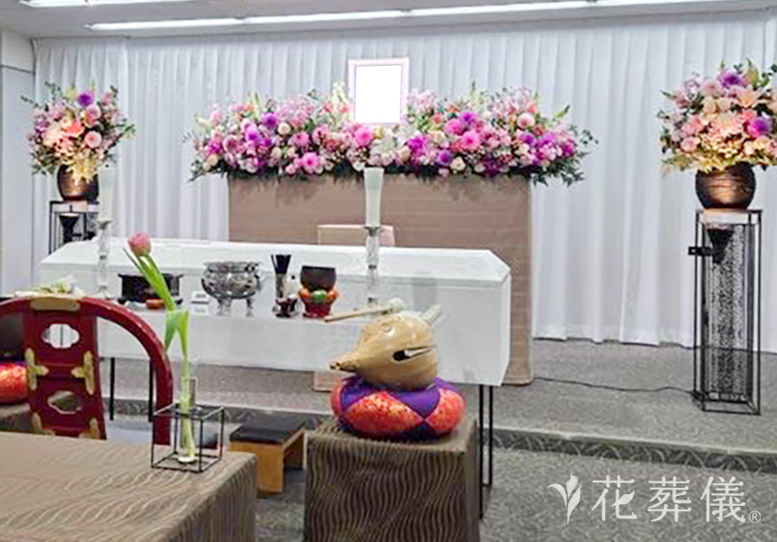 花祭壇ギャラリー　両サイドのアレンジがより華やかさを演出している、淡いピンク色から濃い紫色へのグラデーションの祭壇