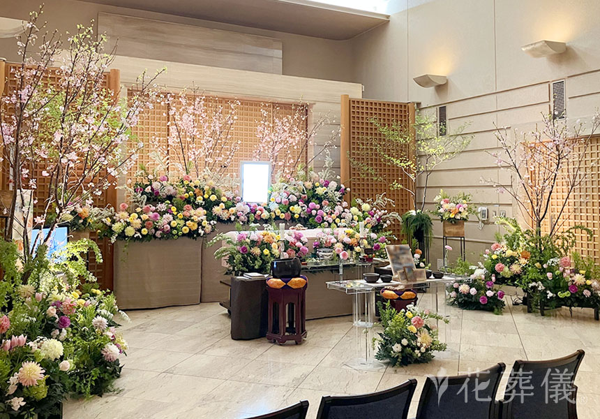 花祭壇の写真　桜と春の花々とともに春の伊豆旅行をイメージして