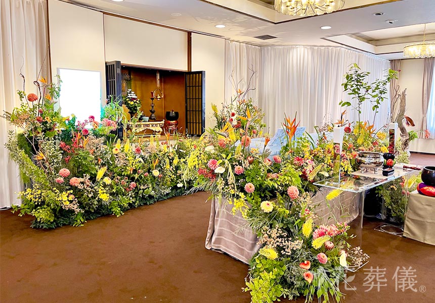 花祭壇の写真　彩り鮮やかな空間ををイメージして