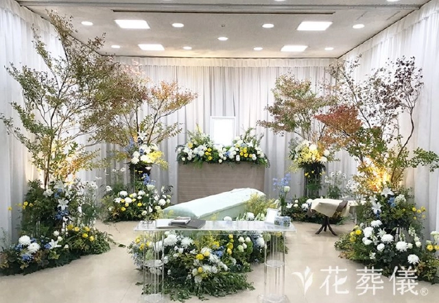 イチョウ並木や公園の風景をしのぶ花祭壇