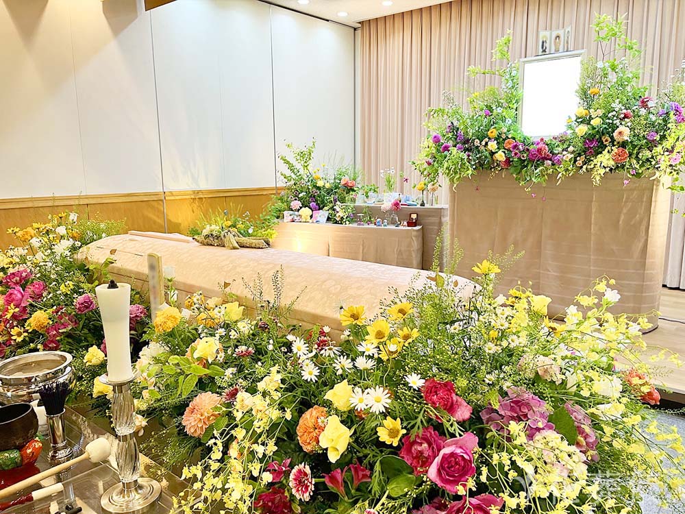 臨海斎場で葬儀を行ったお客様の祭壇写真01