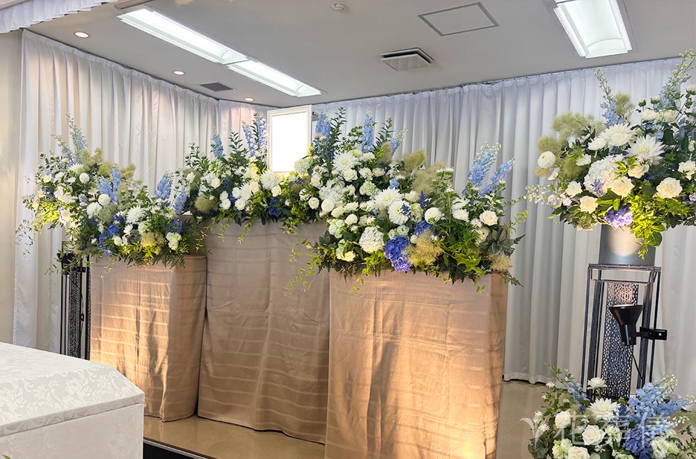 質実剛健の花祭壇