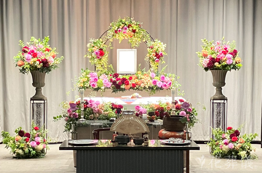 思い出のアーチの下での花祭壇