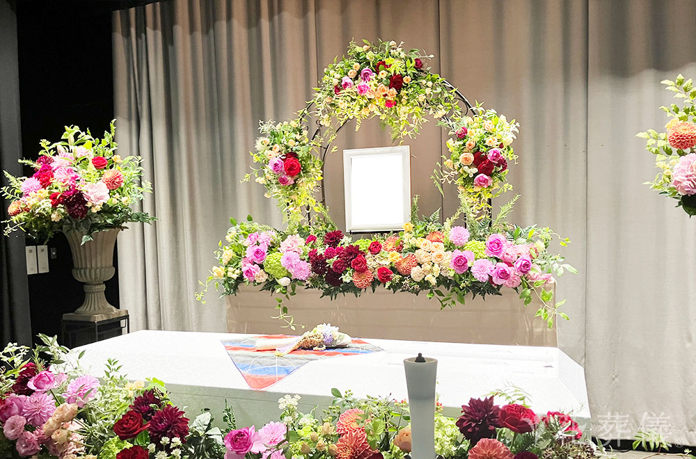 思い出のアーチの下での花祭壇