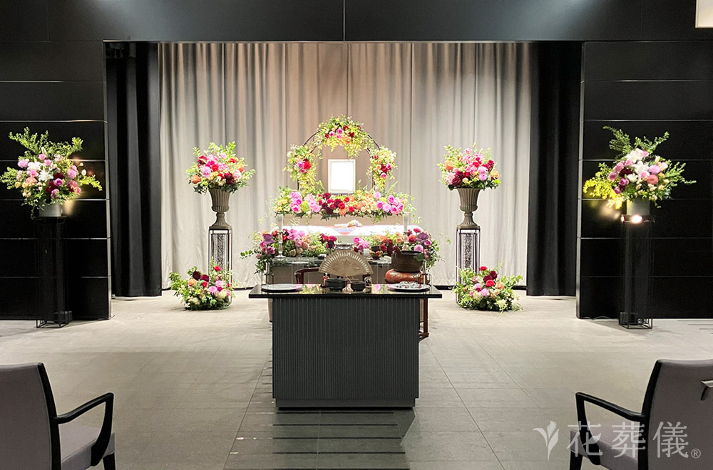 思い出のアーチの下での花祭壇