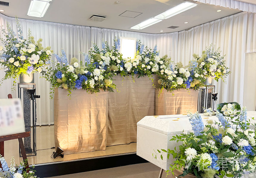 花葬儀の花祭壇　大好きな色のブルー系をポイントに花合わせしたお母様のためにつくった世界でたったひとつの花祭壇