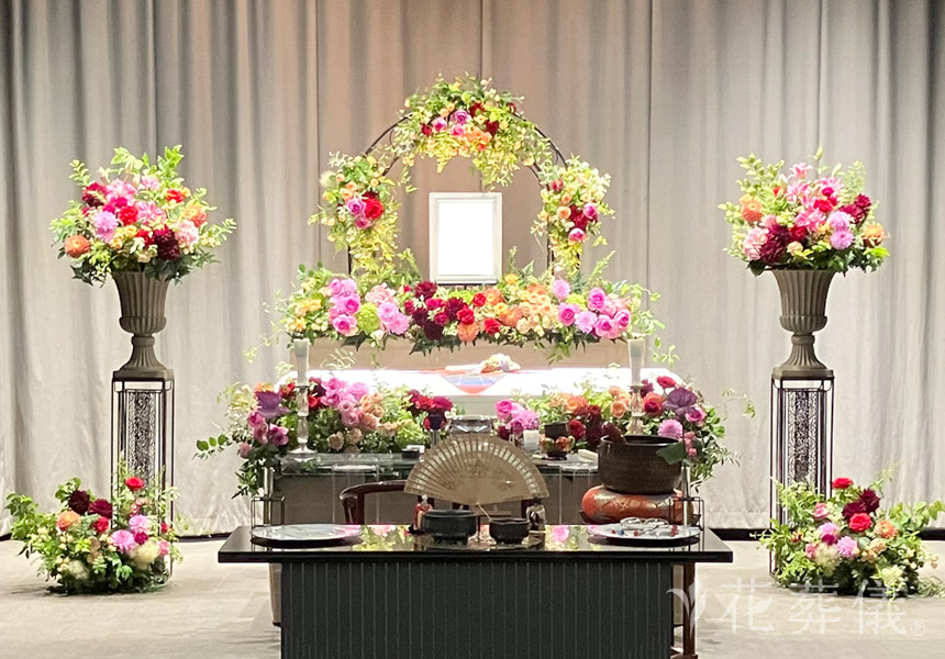 花の祭壇　沢山のバラや華やかなダリアをお入れしエレガントで華やかな空間をデザインした祭壇