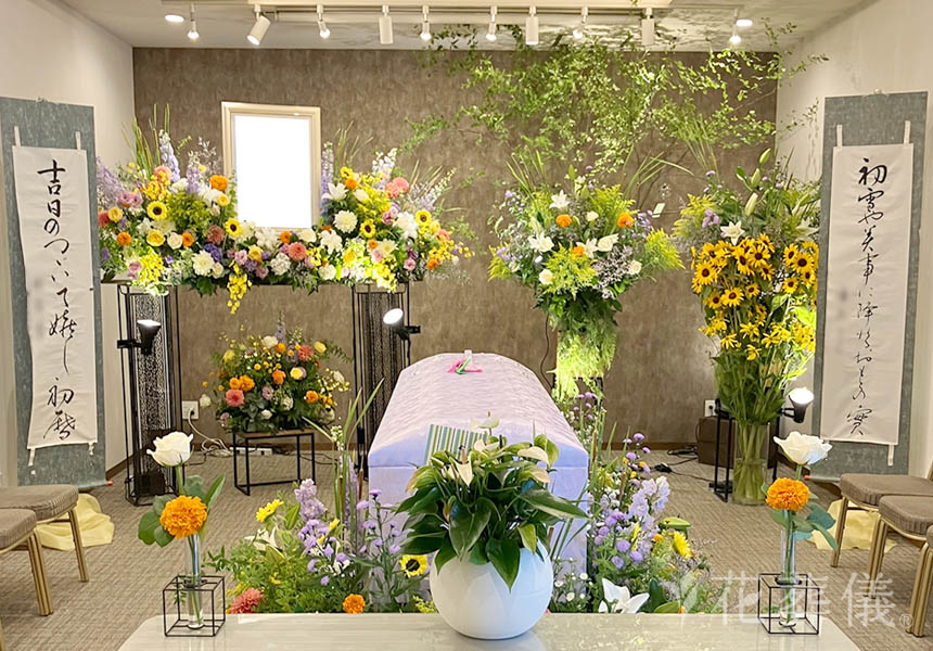 花祭壇の写真　色味のやわらかな向日葵で明るい家にいるような雰囲気の空間をイメージして