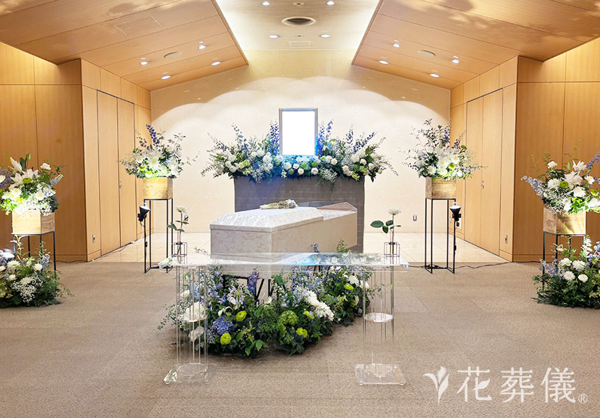 花祭壇の写真　意志の強さをブルー系のお花で表現し、家族水入らずで過ごす空間をイメージして